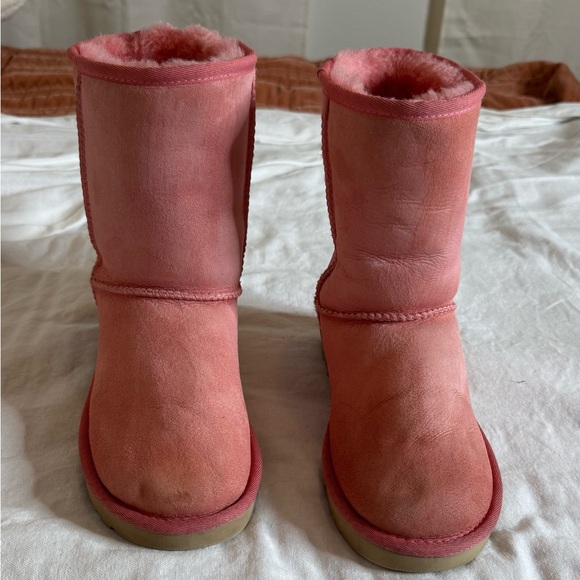 Ugg Blossom Pink Classic Short II, Size 7. In good preowned condition. - Picture 9 of 13